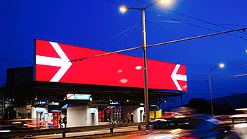 Zürich West, Bahnhof Handbrücke, Brücke, Leuchtreklame, Lichtspiel, blaue Stunde, Verkehrsknotenpunkt,
