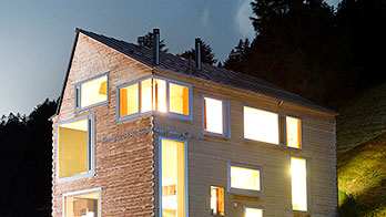 Einfamilienhaus, Mathon, Graubünden, Fenster, Fensterfronten, Architektur, Aussenarchitektur, Abendstimmung, Holzarchitektur
