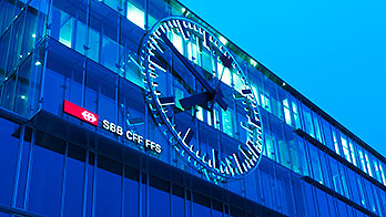 Bahnhof, Aarau, SBB, grosse Uhr, Aussenarchitektur, blaues Gebäude, Dämmerung